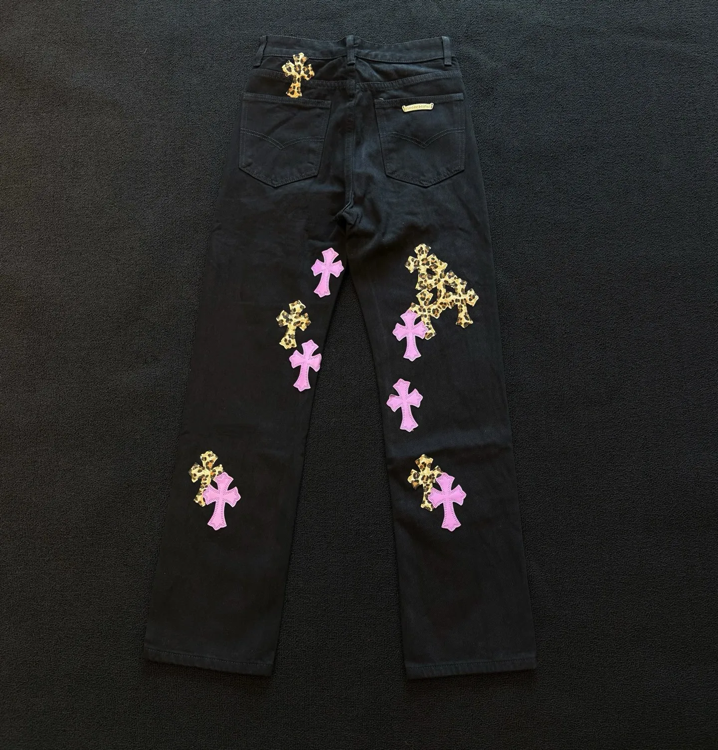 P260 model number: D382 Chrome hearts -CH Chrome hearts new purple leopard print cross-fit leather jeans SIZE#28 30 32 34 36 Size reference # Pants length 100 102 104 106 108 Waist 71 76 81 86 91 Hips 93 98 103 108 113